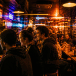 Soirée dans un bar gaming Lyon avec borne d’arcade et amis
