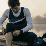 rameur ajuste combinaison aviron au lever du jour