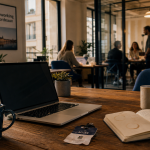 espace co working bordeaux, table avec ordinateur et salle de réunion vitrée