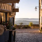 Ruelle d’un village des les plus beaux villages de france, panneau « Plus Beaux Villages»