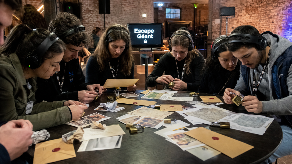 Team building 20 personnes en escape game géant, équipes de 5 manipulant des clés