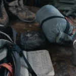 Randonner leger : kit allégé sur table, sac ouvert et matériel