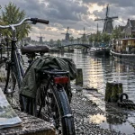 Road trip pays bas : vélo près d’un canal néerlandais avec moulins